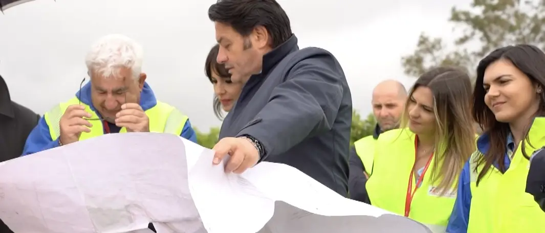 Elettrificazione ferrovia ionica,\u00A0i tecnici: «L’obiettivo è finire entro giugno 2026 e avviare i primi viaggi con treni elettrici nel secondo semestre»\n