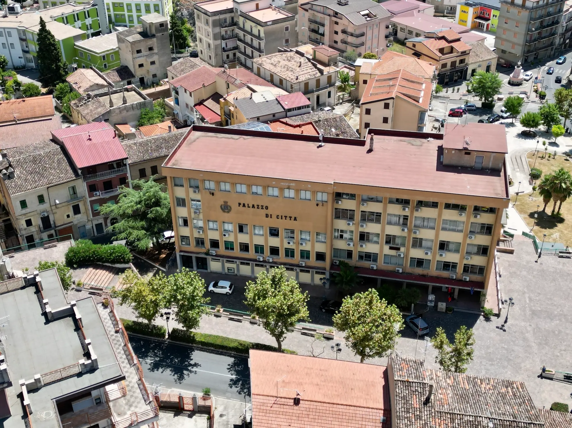 Cassano, la maggioranza difende il sindaco Papasso:\u00A0«Le decisioni prese dall’amministrazione sono frutto di un certosino lavoro di consultazione»\n