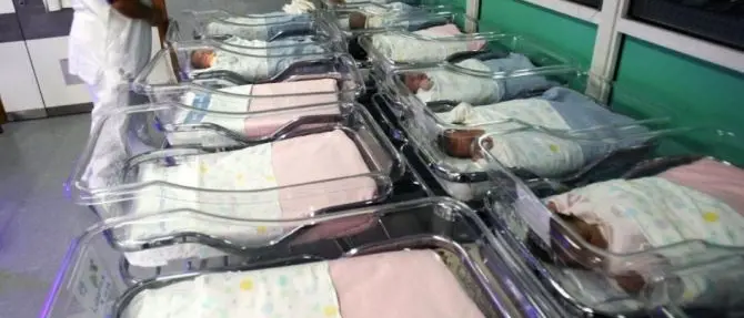 Bambini venduti a Crotone negli anni 70, il bigliettino arrivato alla madre di due neonati scomparsi: «Grazie dei gemellini»\n