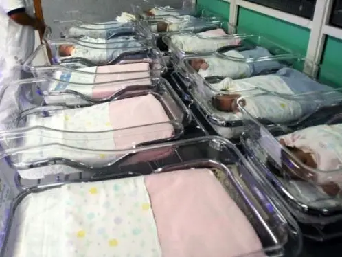 Bambini venduti a Crotone negli anni 70, il bigliettino arrivato alla madre di due neonati scomparsi: «Grazie dei gemellini»