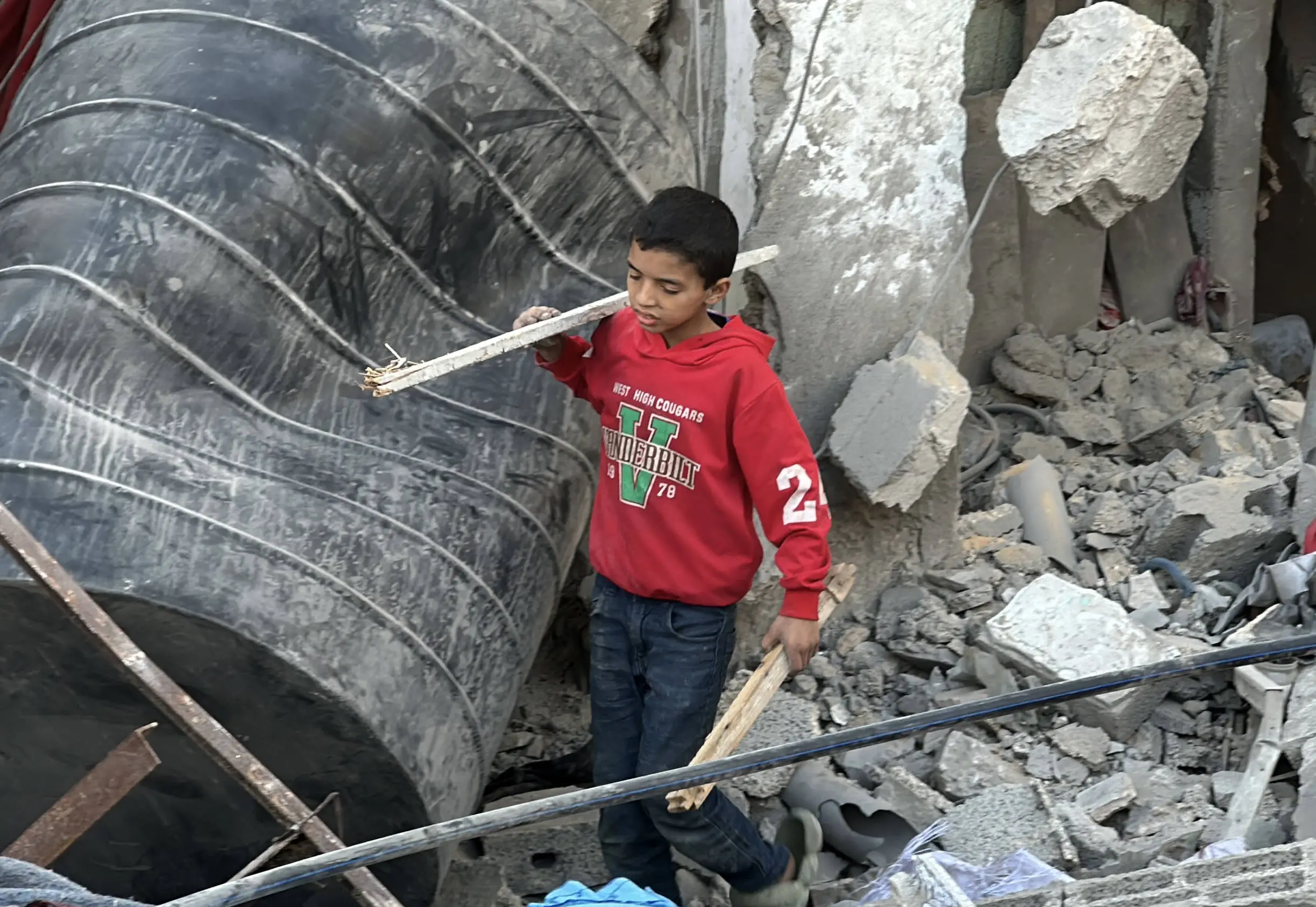 La morte a Gaza non è digitale: è uno sterminio che ci accerchia\n