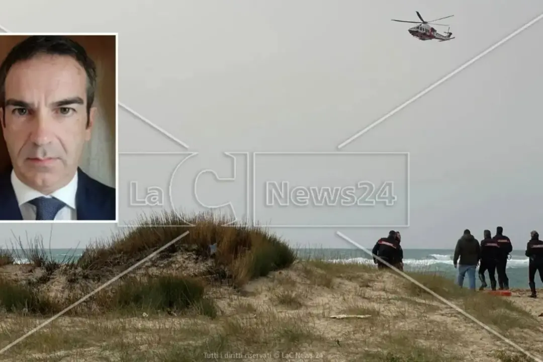 Il governatore Occhiuto, sullo sfondo la spiaggia di Steccato di Cutro