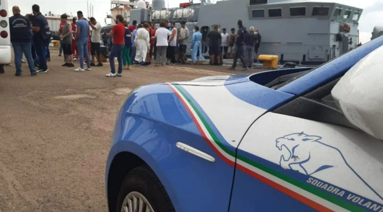 Sbarcati 65 migranti al porto di Crotone: si tratta del primo arrivo del 2025\n