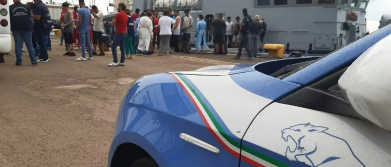 Sbarcati 65 migranti al porto di Crotone: si tratta del primo arrivo del 2025\n