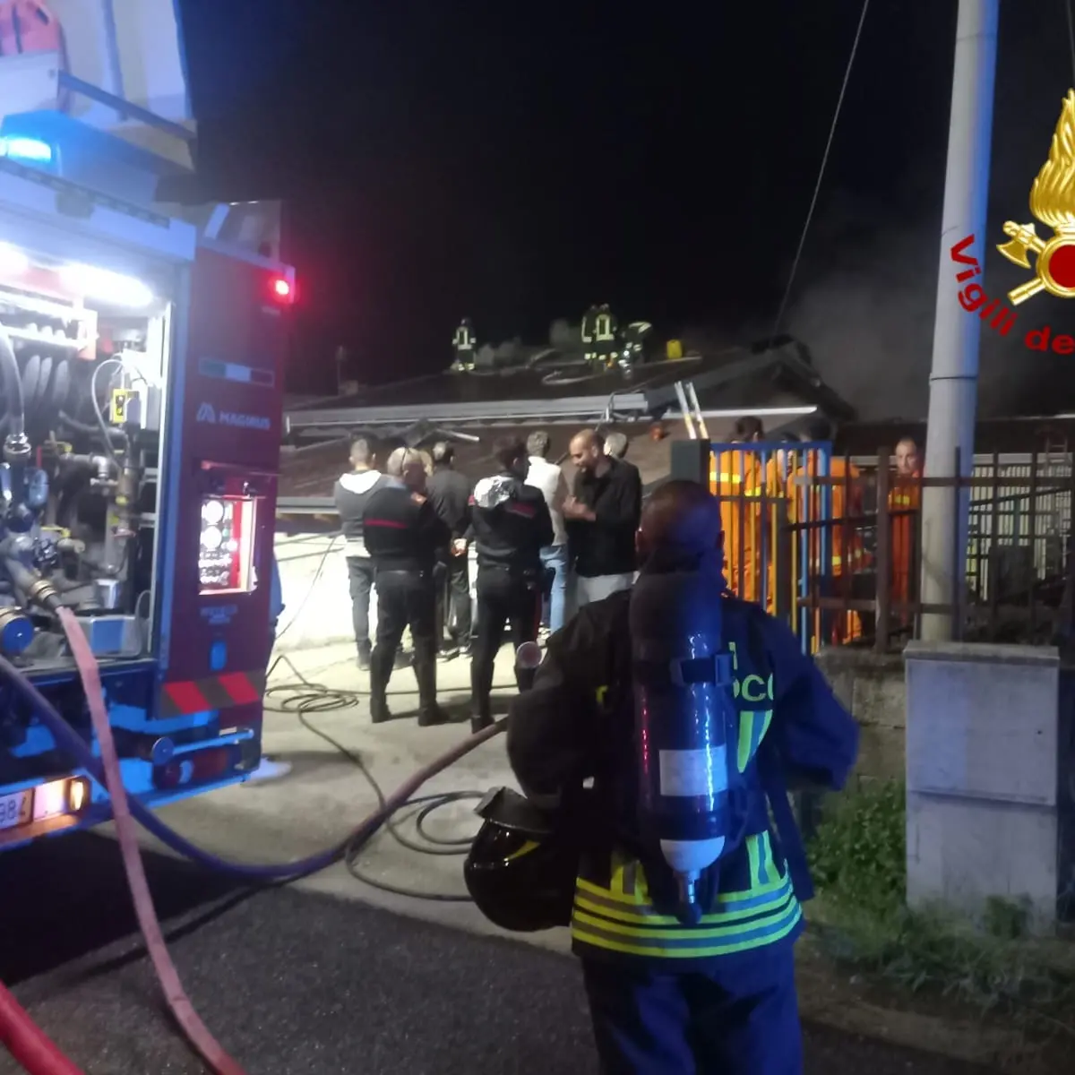 Incendio sul tetto della scuola dell’infanzia di Santo Stefano di Rogliano: in fiamme l’impianto fotovoltaico\n