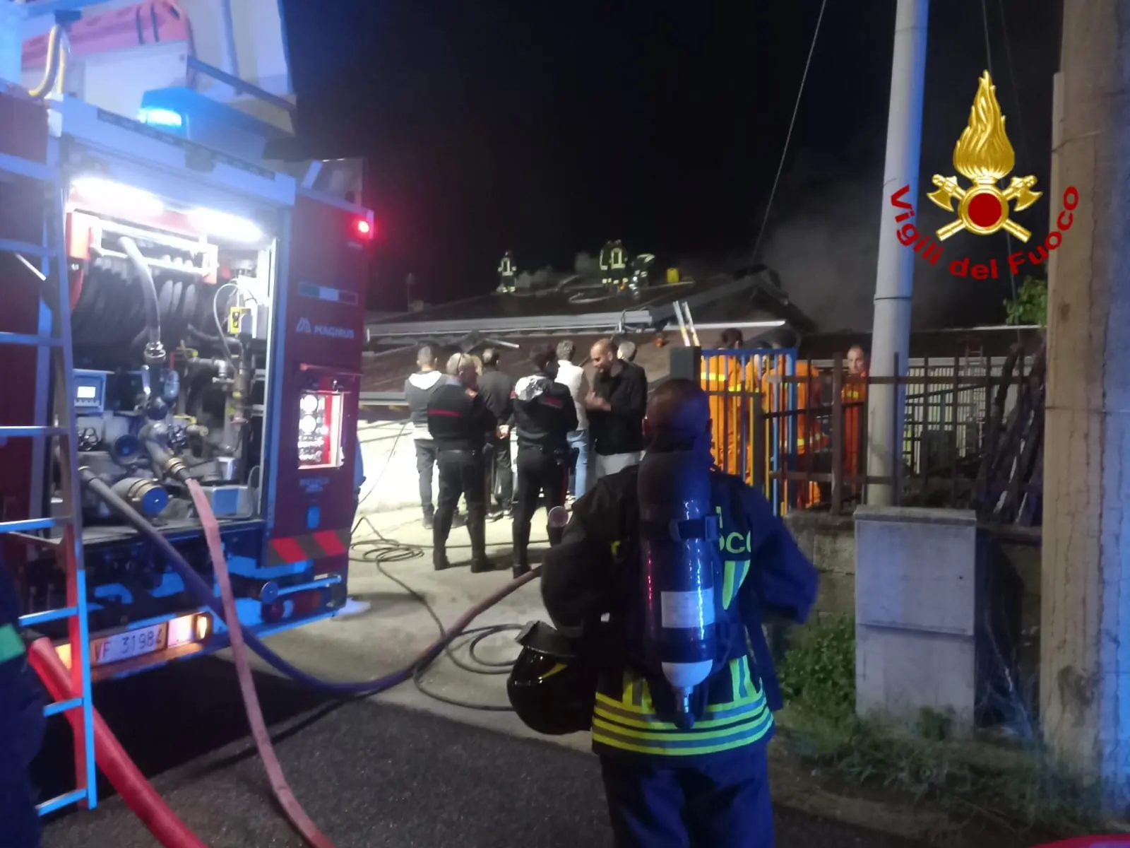 Incendio sul tetto della scuola dell’infanzia di Santo Stefano di Rogliano: in fiamme l’impianto fotovoltaico\n