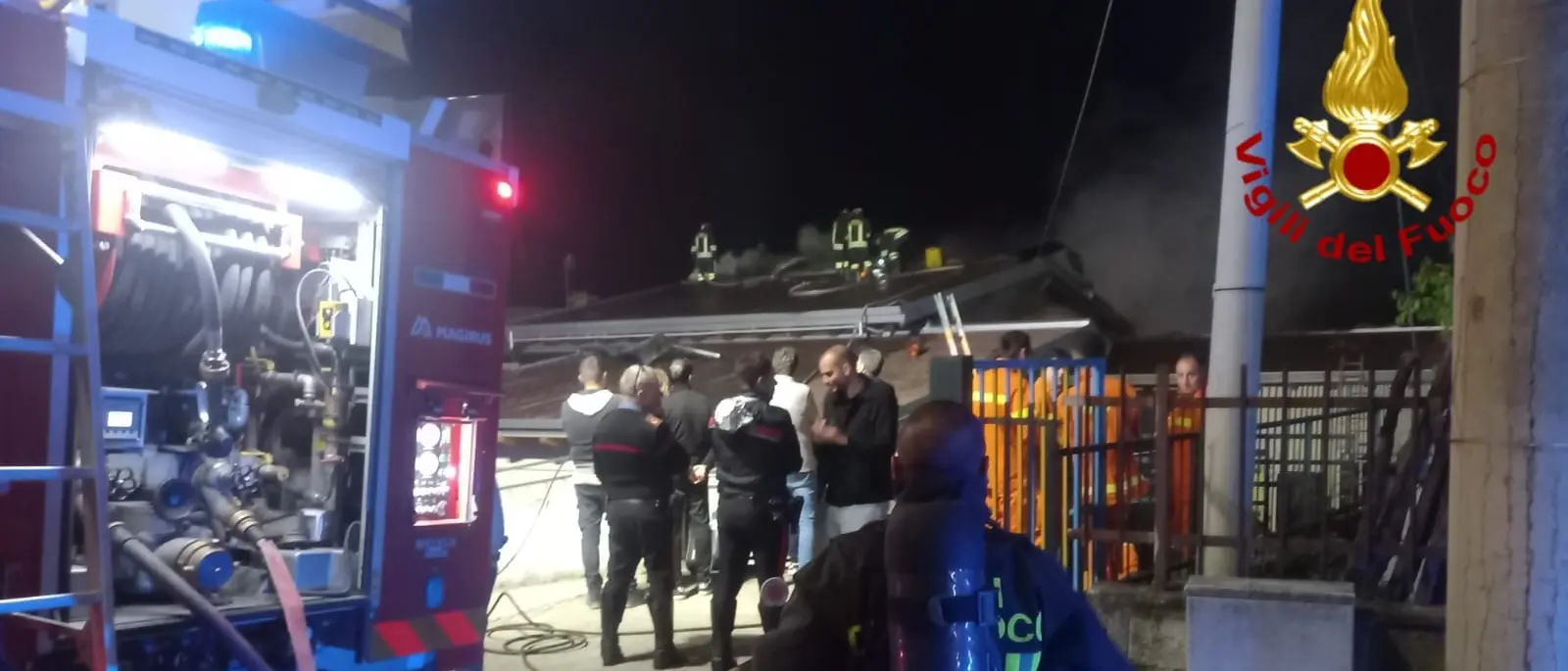 Incendio sul tetto della scuola dell’infanzia di Santo Stefano di Rogliano: in fiamme l’impianto fotovoltaico\n