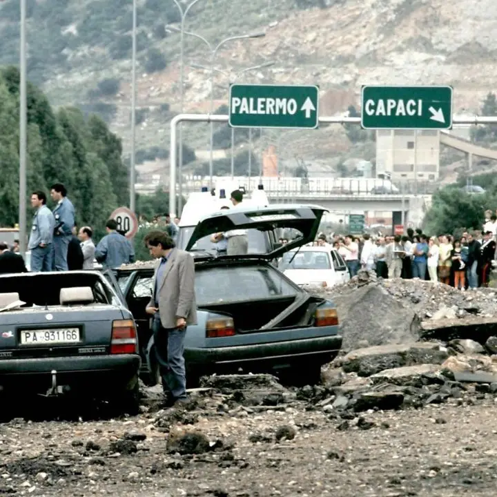 Trentatré anni fa la Strage di Capaci, quando il tritolo colpì il cuore dello Stato\n