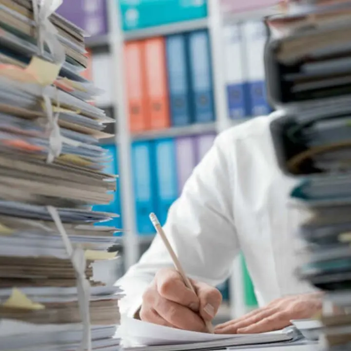 Labirinti di carta: quando la burocrazia spegne anche futuro e sogni in Italia\n