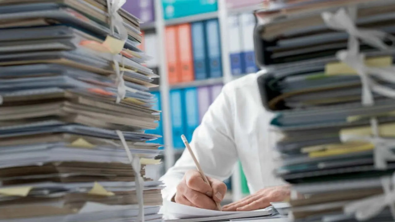 Labirinti di carta: quando la burocrazia spegne anche futuro e sogni in Italia\n