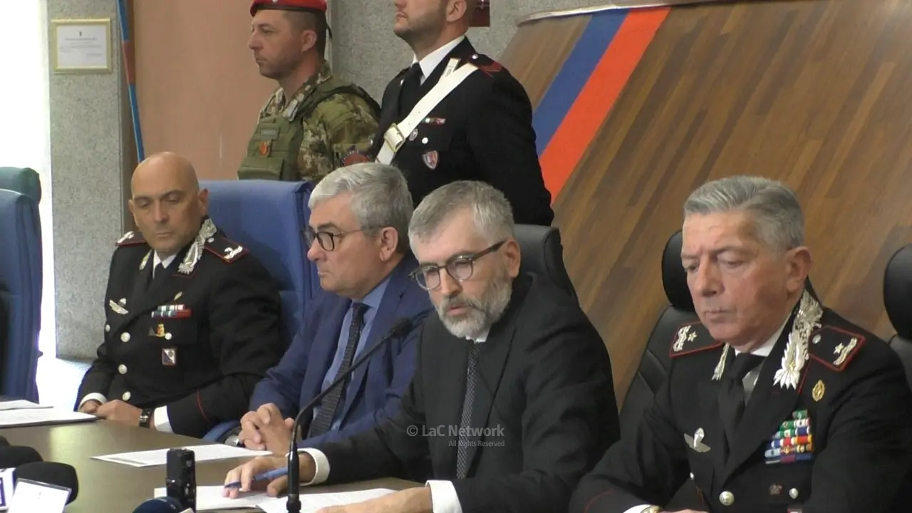 <p>La conferenza stampa della maxi operazione Millennium alla scuola allievi Carabinieri Fava Garofalo di Reggio: da sx Totaro, Dolce, Lombardo e Sciuto</p>\\n