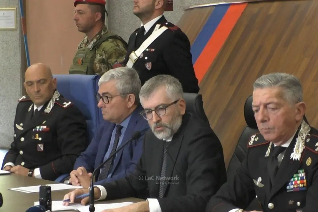 <p>La conferenza stampa della maxi operazione Millennium alla scuola allievi Carabinieri Fava Garofalo di Reggio: da sx Totaro, Dolce, Lombardo e Sciuto</p>\\n