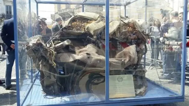 <p>L&#39;auto sulla quale viaggiavano Falcone e la sua scorta&nbsp;</p>\\n
