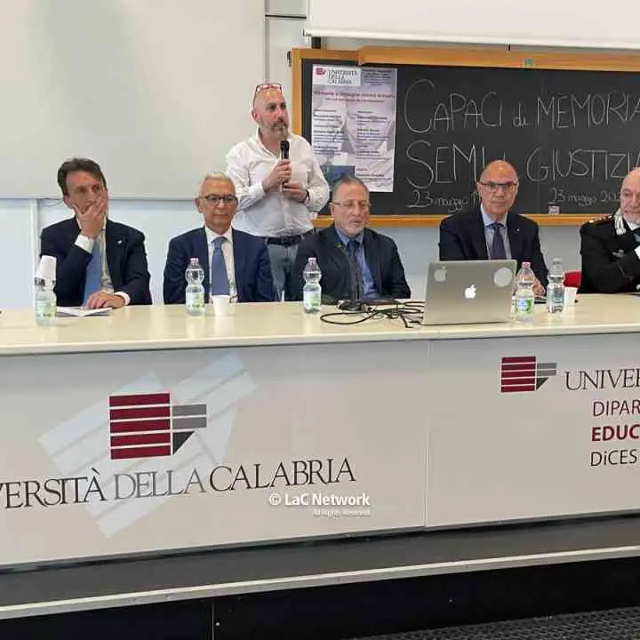 Capaci di memoria, semi di giustizia: all’Unical la Calabria che resiste alle mafie. Premiati Capomolla e Nicaso\n