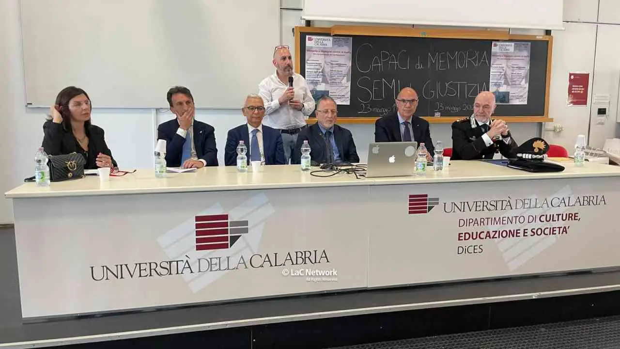 Capaci di memoria, semi di giustizia: all’Unical la Calabria che resiste alle mafie. Premiati Capomolla e Nicaso\n