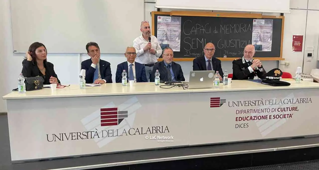 Capaci di memoria, semi di giustizia: all’Unical la Calabria che resiste alle mafie. Premiati Capomolla e Nicaso\n