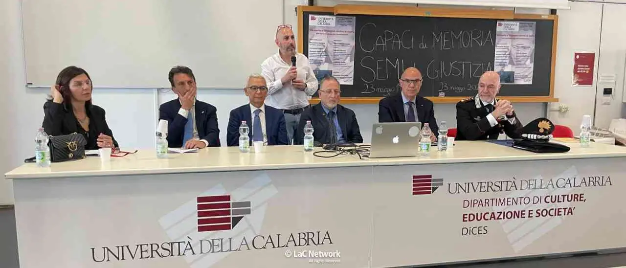 Capaci di memoria, semi di giustizia: all’Unical la Calabria che resiste alle mafie. Premiati Capomolla e Nicaso\n
