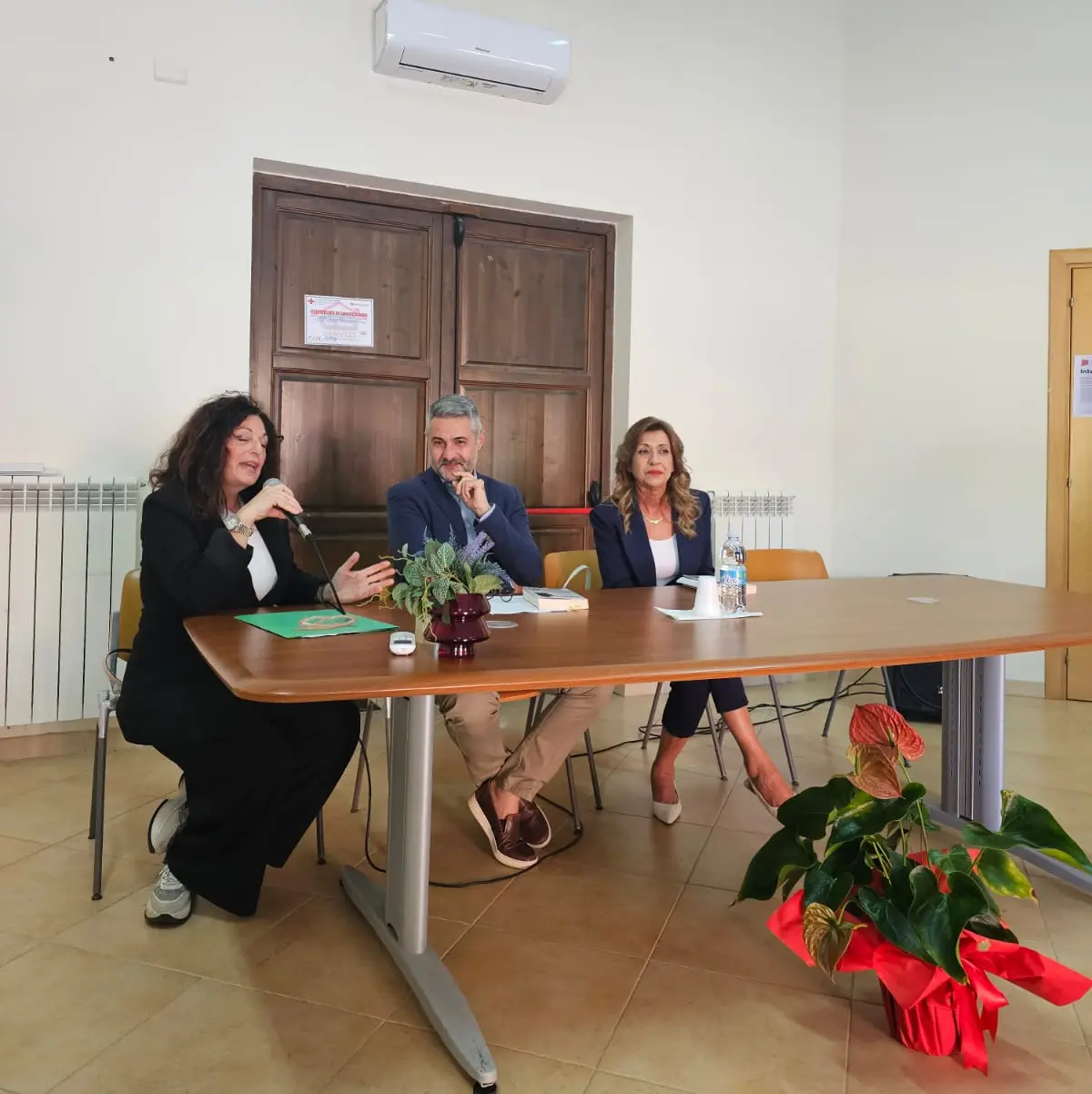 Marisa Manzini presenta Il coraggio di Rosa a Briatico e si emoziona ricordando Tita Buccafusca\n