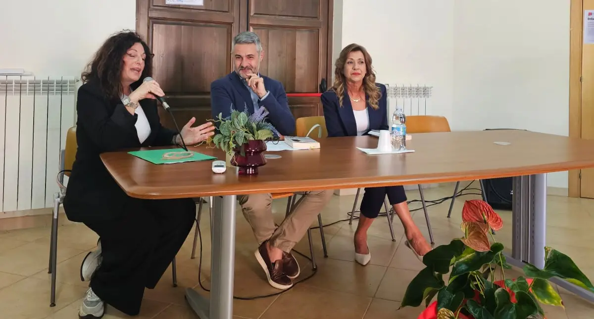 Marisa Manzini presenta Il coraggio di Rosa a Briatico e si emoziona ricordando Tita Buccafusca\n