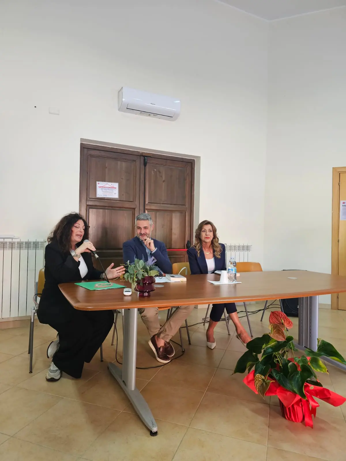 Marisa Manzini presenta Il coraggio di Rosa a Briatico e si emoziona ricordando Tita Buccafusca\n
