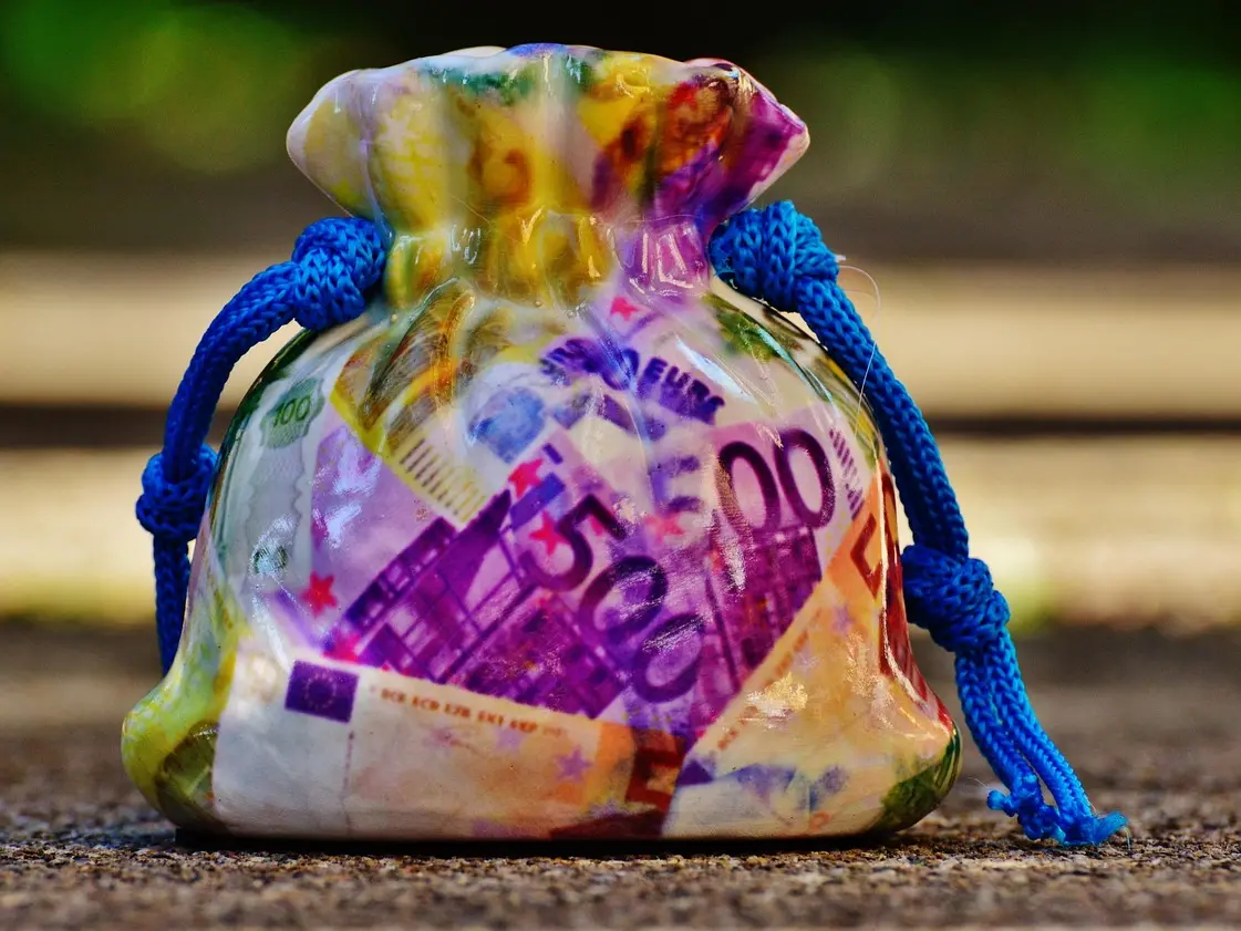 I 10 milioni di euro “macchiati” che la ’ndrangheta voleva riciclare in una banca spagnola grazie a un amico politico