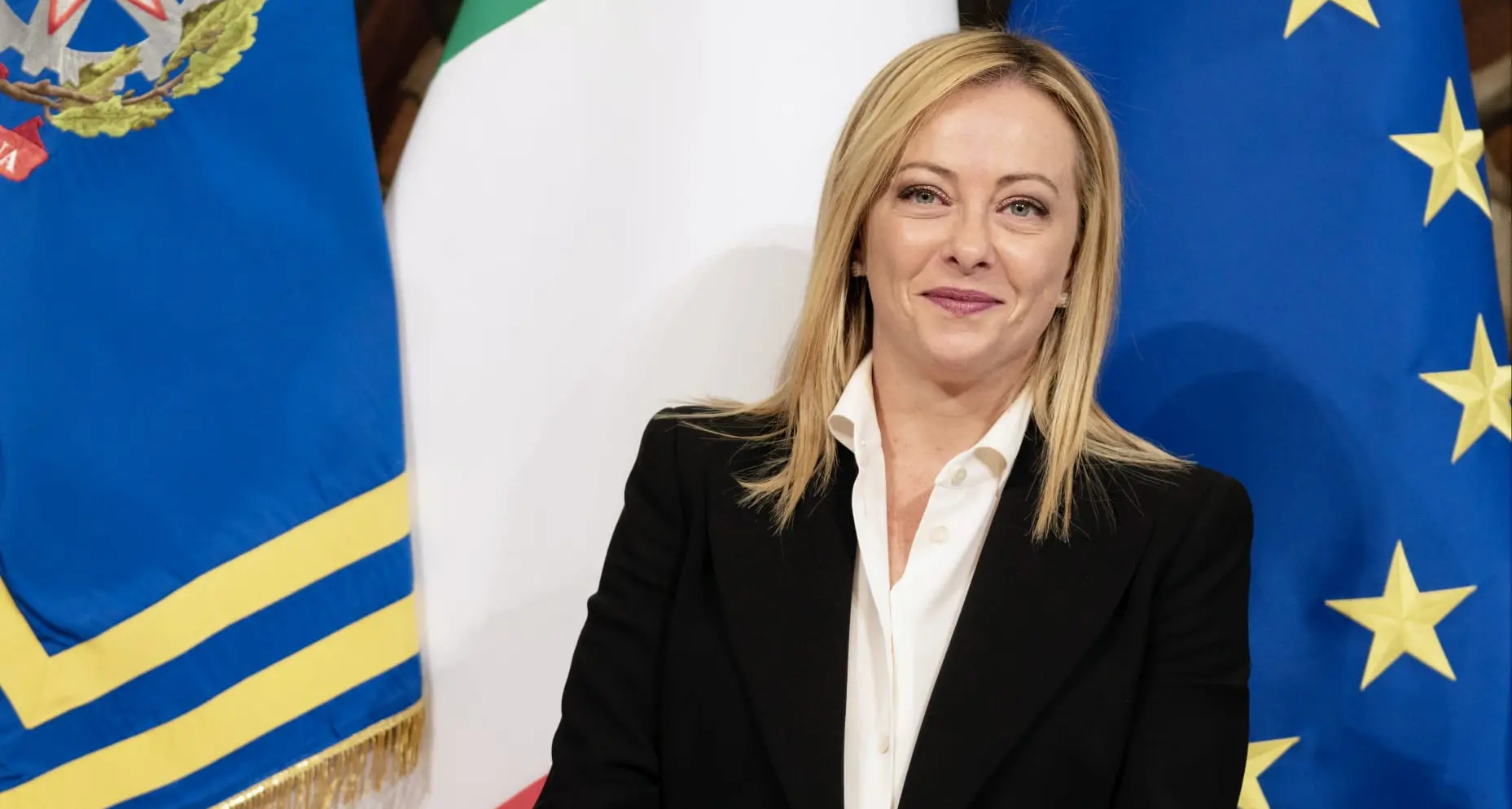 Meloni e\u00A0il paradosso del potere: guida l’Italia, ma si racconta ancora come una vittima (e isola il Paese)\n