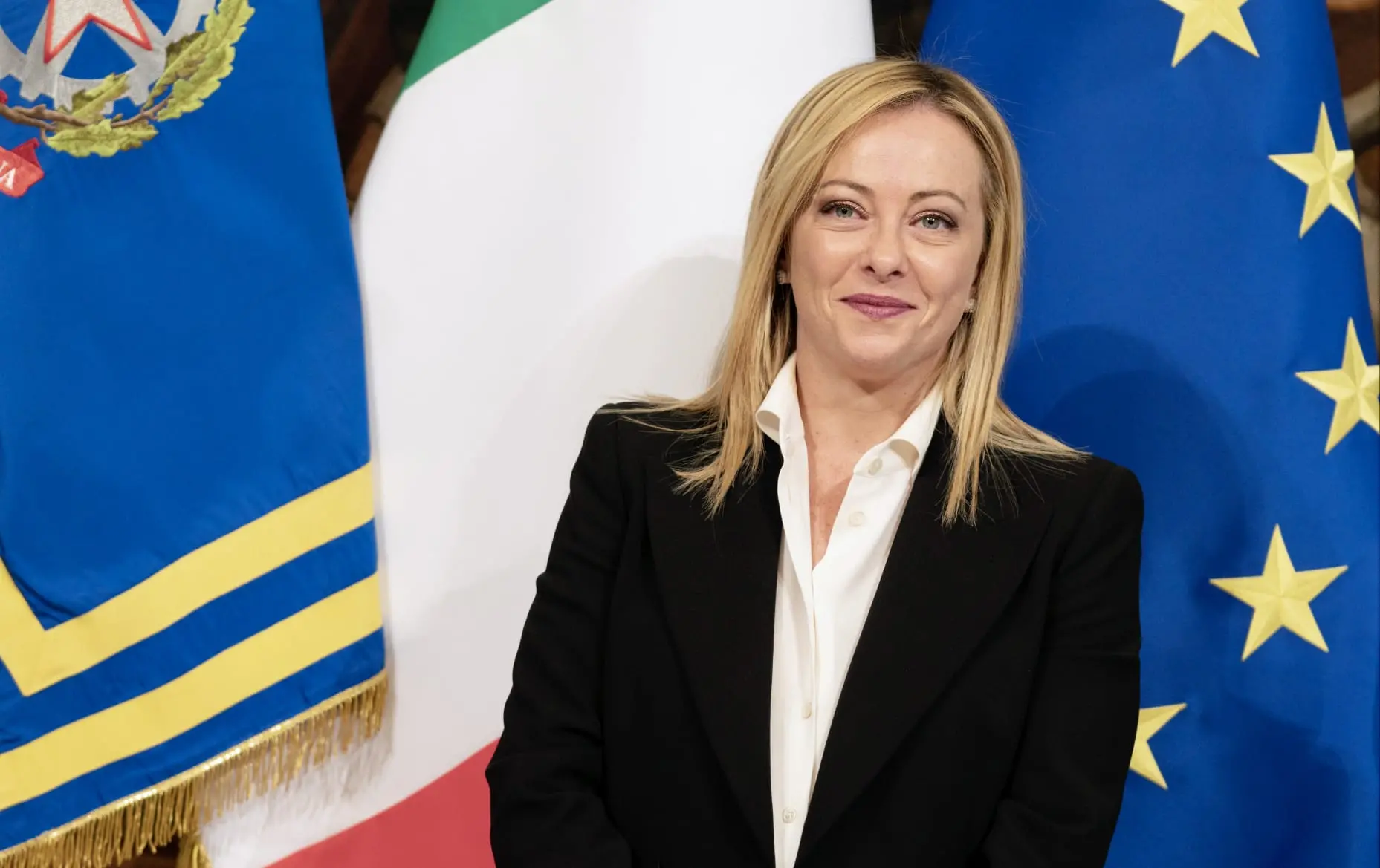 Meloni e\u00A0il paradosso del potere: guida l’Italia, ma si racconta ancora come una vittima (e isola il Paese)\n