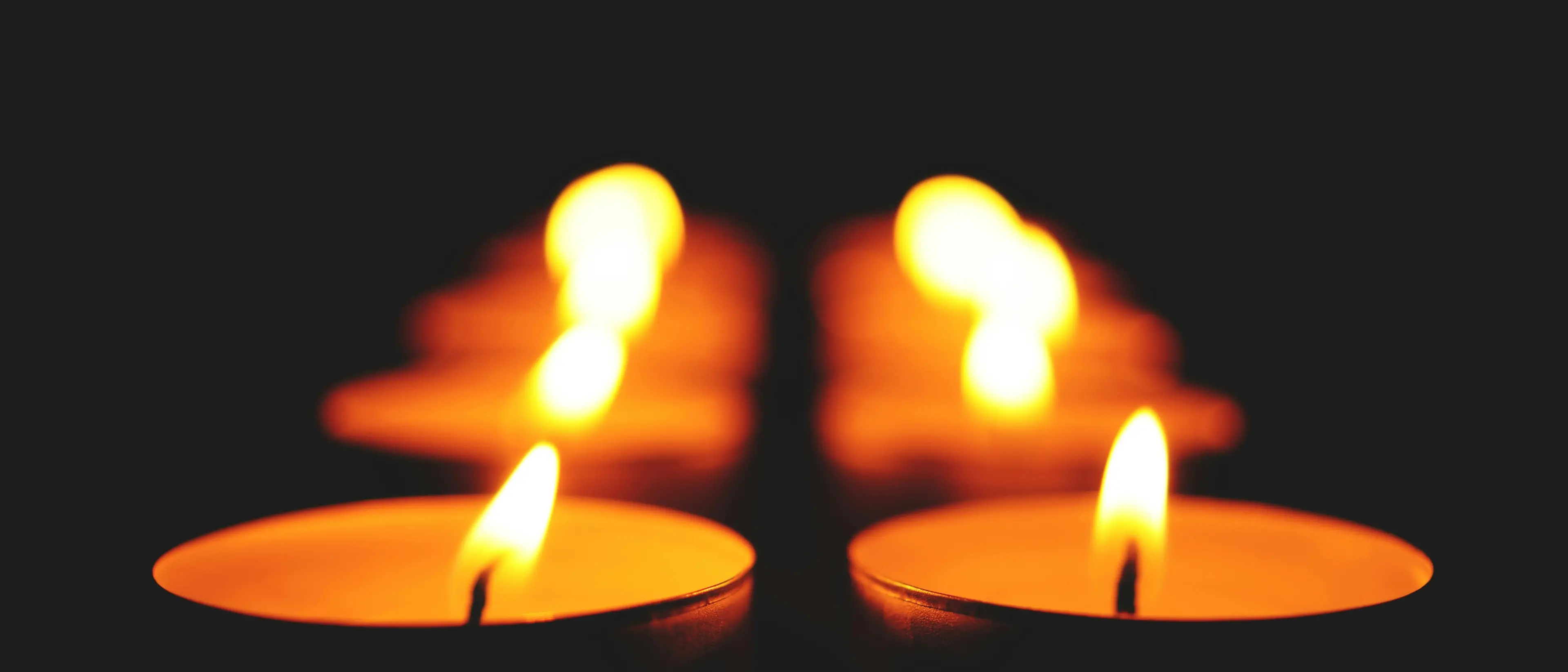 Crotone, una distesa di candele accese sul terrazzo dell’azienda per dire no al licenziamento di 90 persone\n