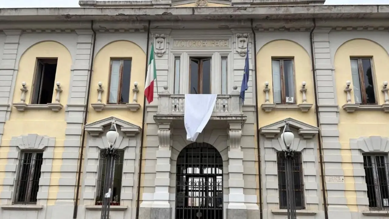 Un sudario per Gaza, a Palmi il Comune espone un lenzuolo bianco. Il sindaco: «Gesto di solidarietà e memoria per le vittime»\n