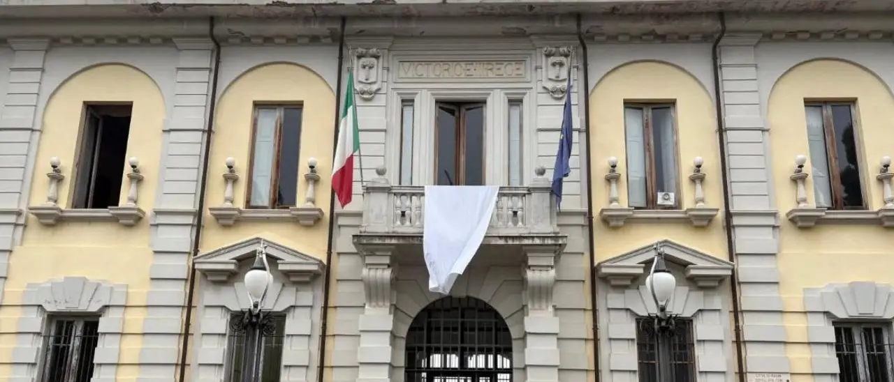 Un sudario per Gaza, a Palmi il Comune espone un lenzuolo bianco. Il sindaco: «Gesto di solidarietà e memoria per le vittime»\n