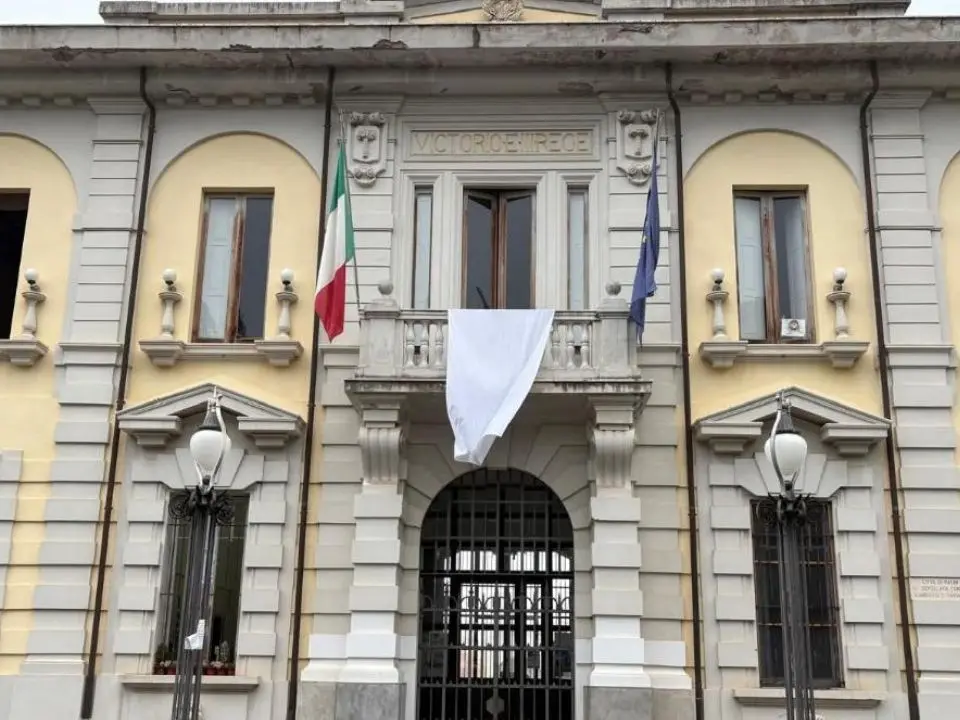 Un sudario per Gaza, a Palmi il Comune espone un lenzuolo bianco. Il sindaco: «Gesto di solidarietà e memoria per le vittime»