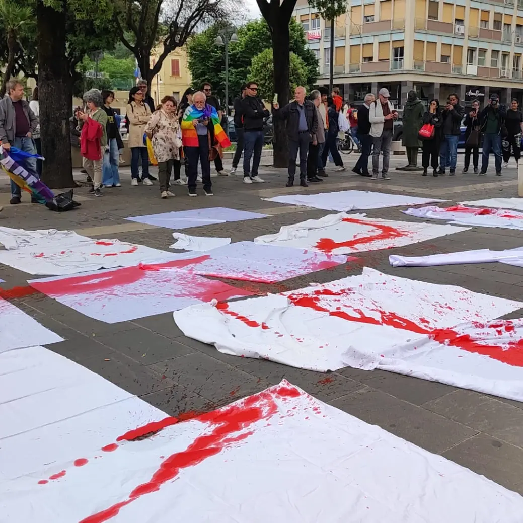 A Cosenza lenzuola bianche per Gaza sull’isola pedonale: la città aderisce alla manifestazione “50.000 sudari”\n