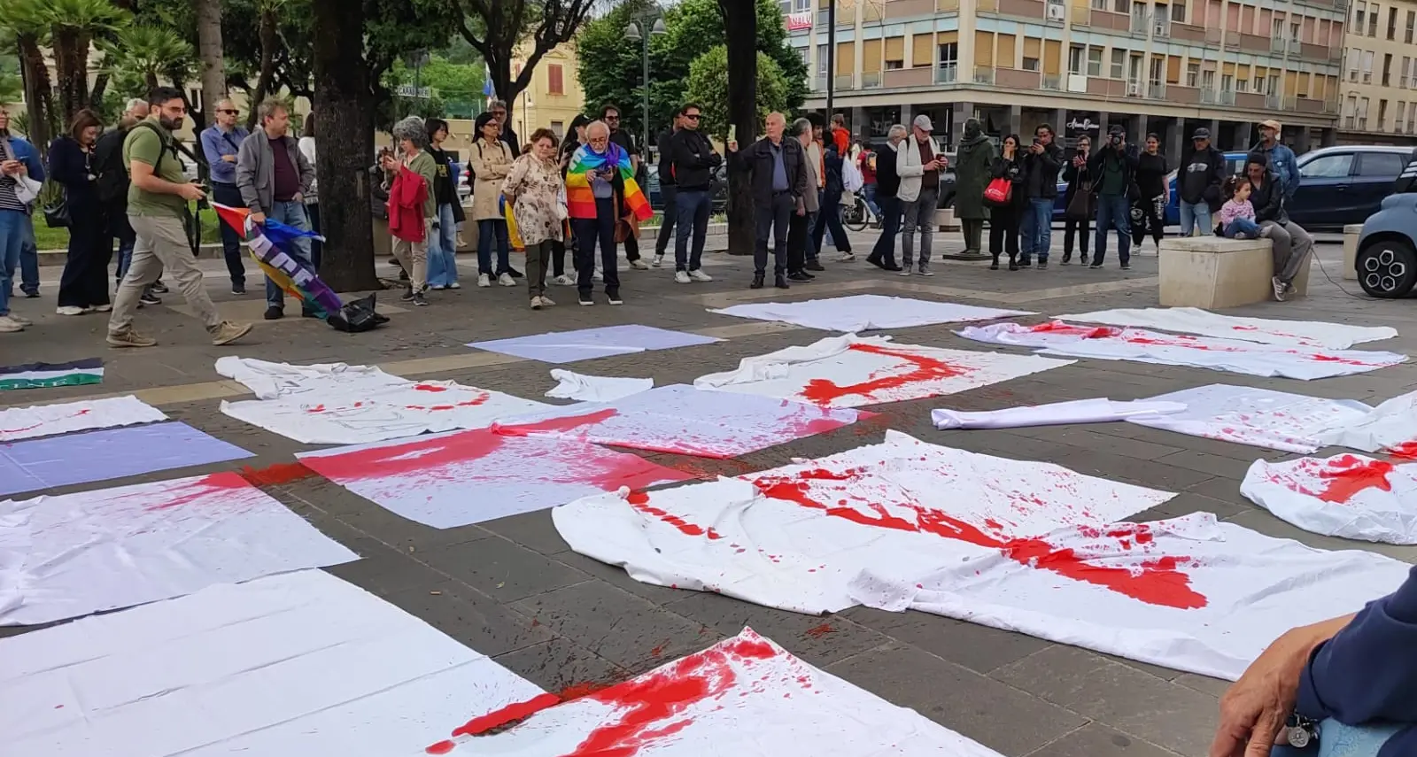 A Cosenza lenzuola bianche per Gaza sull’isola pedonale: la città aderisce alla manifestazione “50.000 sudari”\n