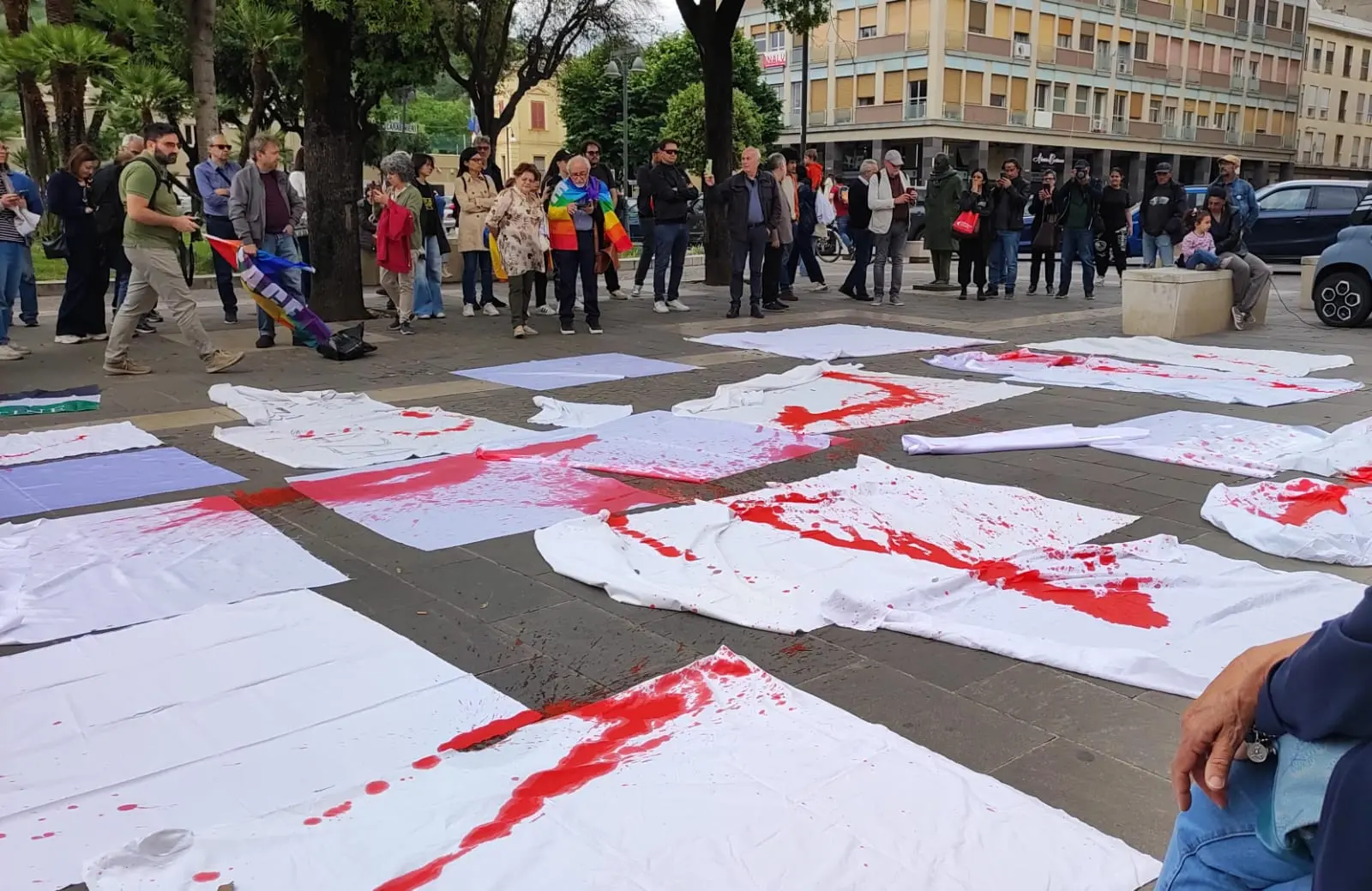 A Cosenza lenzuola bianche per Gaza sull’isola pedonale: la città aderisce alla manifestazione “50.000 sudari”\n