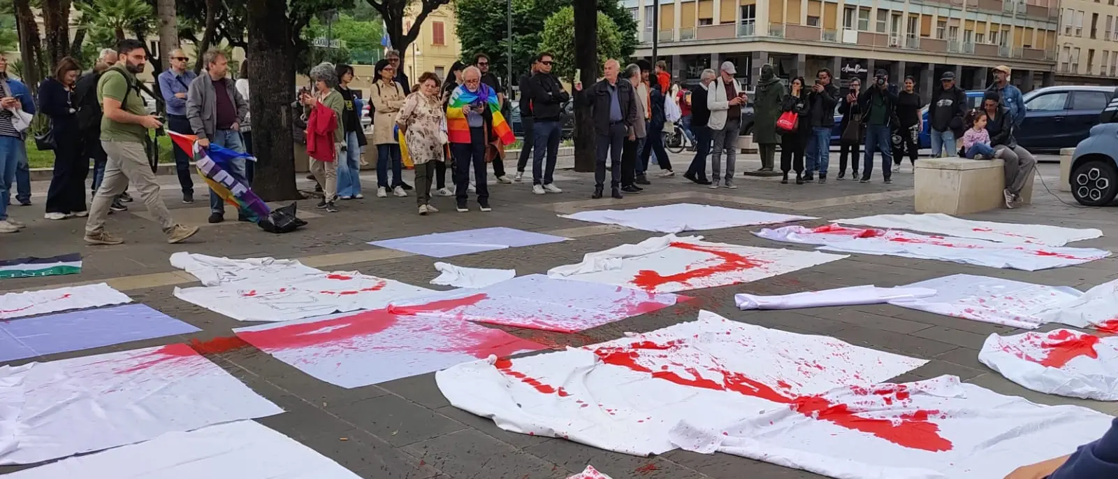 A Cosenza lenzuola bianche per Gaza sull’isola pedonale: la città aderisce alla manifestazione “50.000 sudari”\n