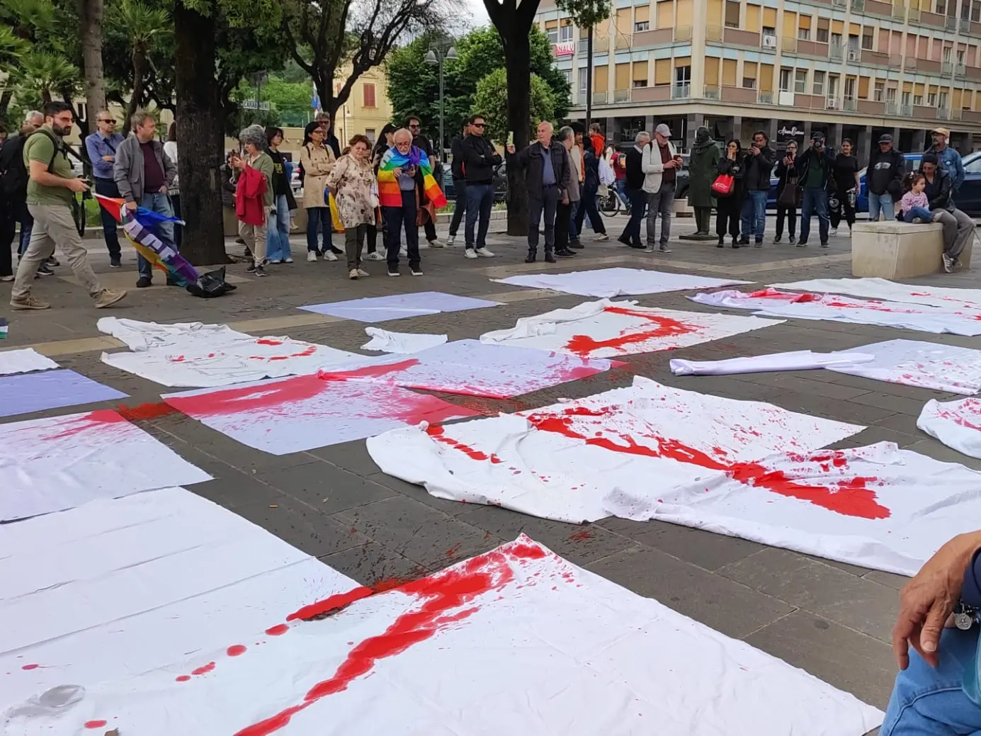 A Cosenza lenzuola bianche per Gaza sull’isola pedonale: la città aderisce alla manifestazione “50.000 sudari”