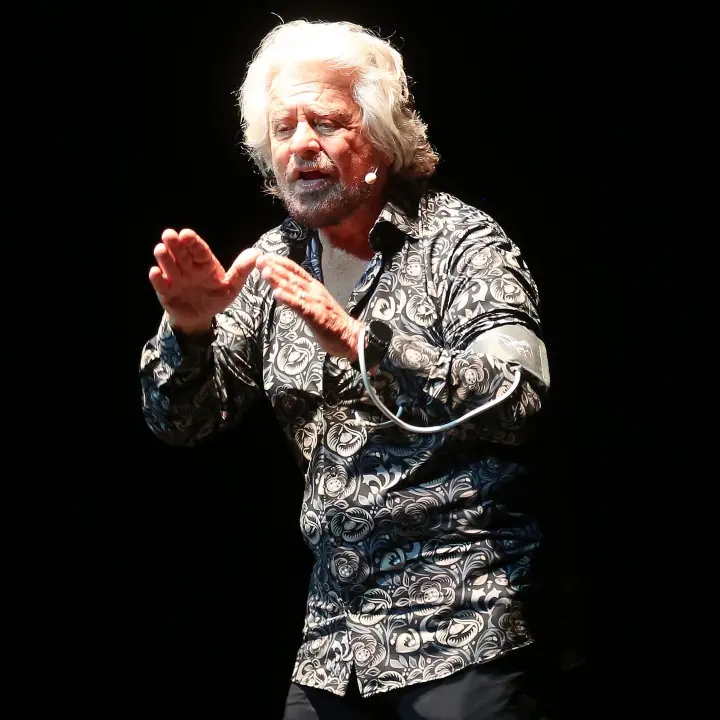 Beppe Grillo, il profeta che si è perso: dal Vaffa Day ai 300mila euro l’anno del Movimento 5 Stelle\n