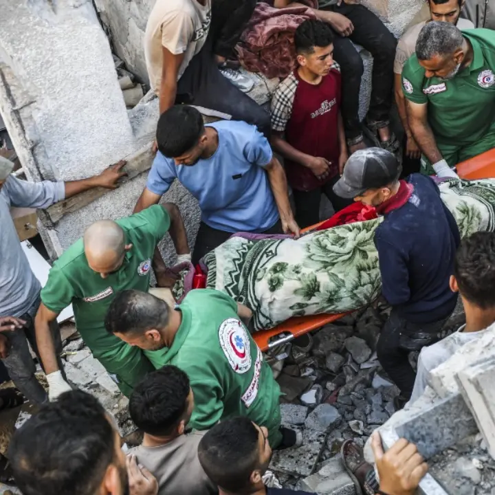 Raid israeliani a Gaza, colpita la casa di una dottoressa: morti nove dei dieci figli\n