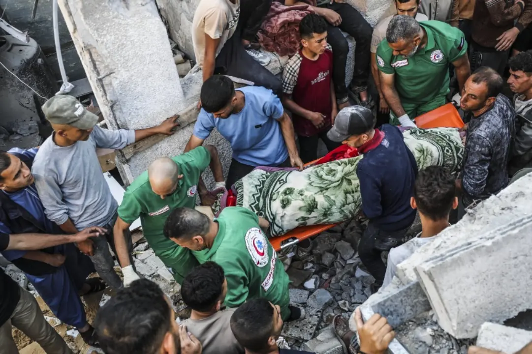 Raid israeliani a Gaza, colpita la casa di una dottoressa: morti nove dei dieci figli\n