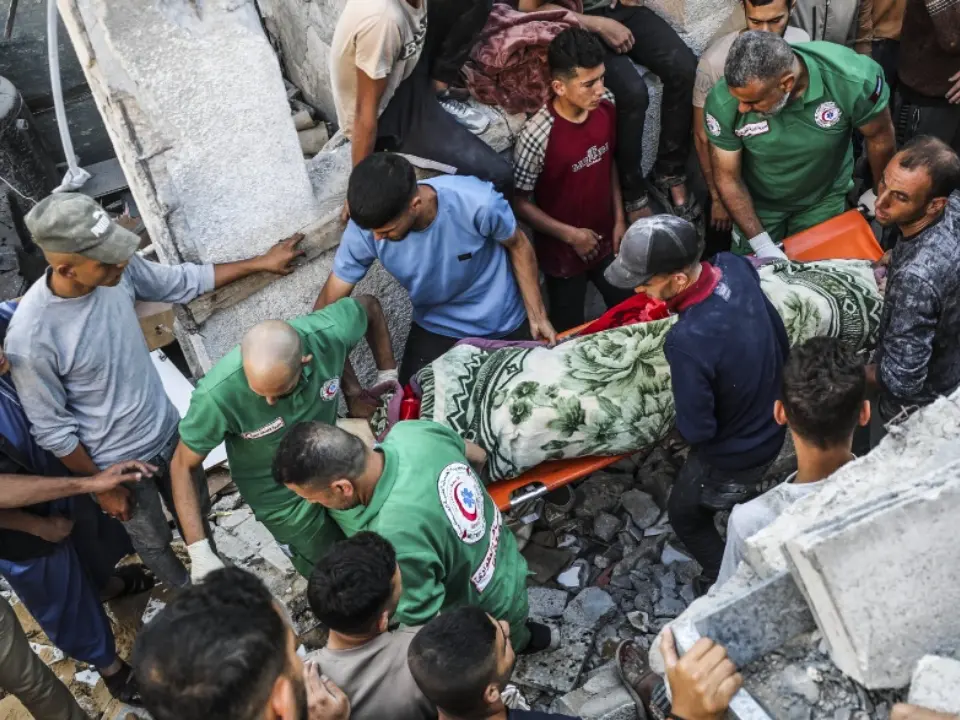 Raid israeliani a Gaza, colpita la casa di una dottoressa: morti nove dei dieci figli
