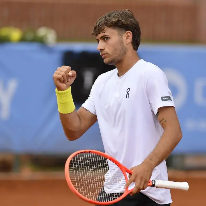 Tennis, Cobolli\u00A0conquista il titolo ad Amburgo e diventa numero 26 al mondo\n