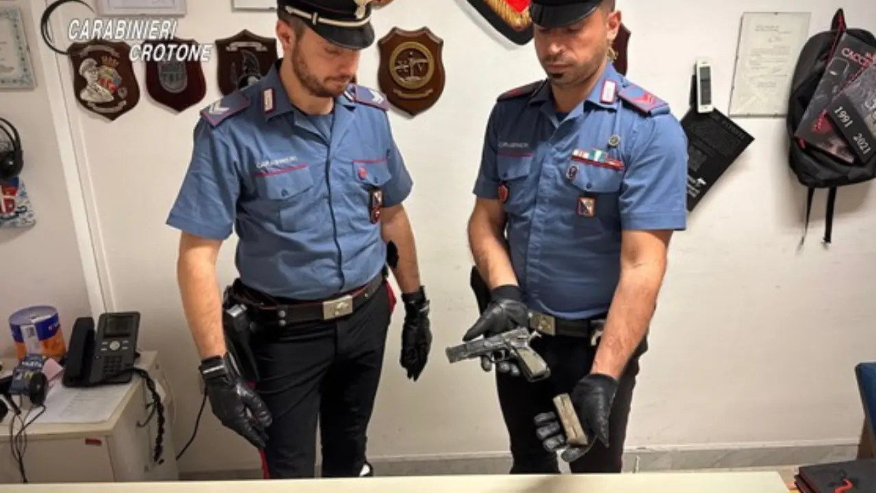Cirò,\u00A0terrorizzò i nipoti esplodendo colpi d’arma da fuoco: ritrovata la pistola\n