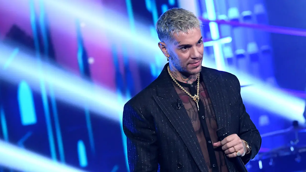Emis Killa nel cerchio magico di Luca Lucci: il rapper descritto come “uomo di fiducia” del capo ultrà\n