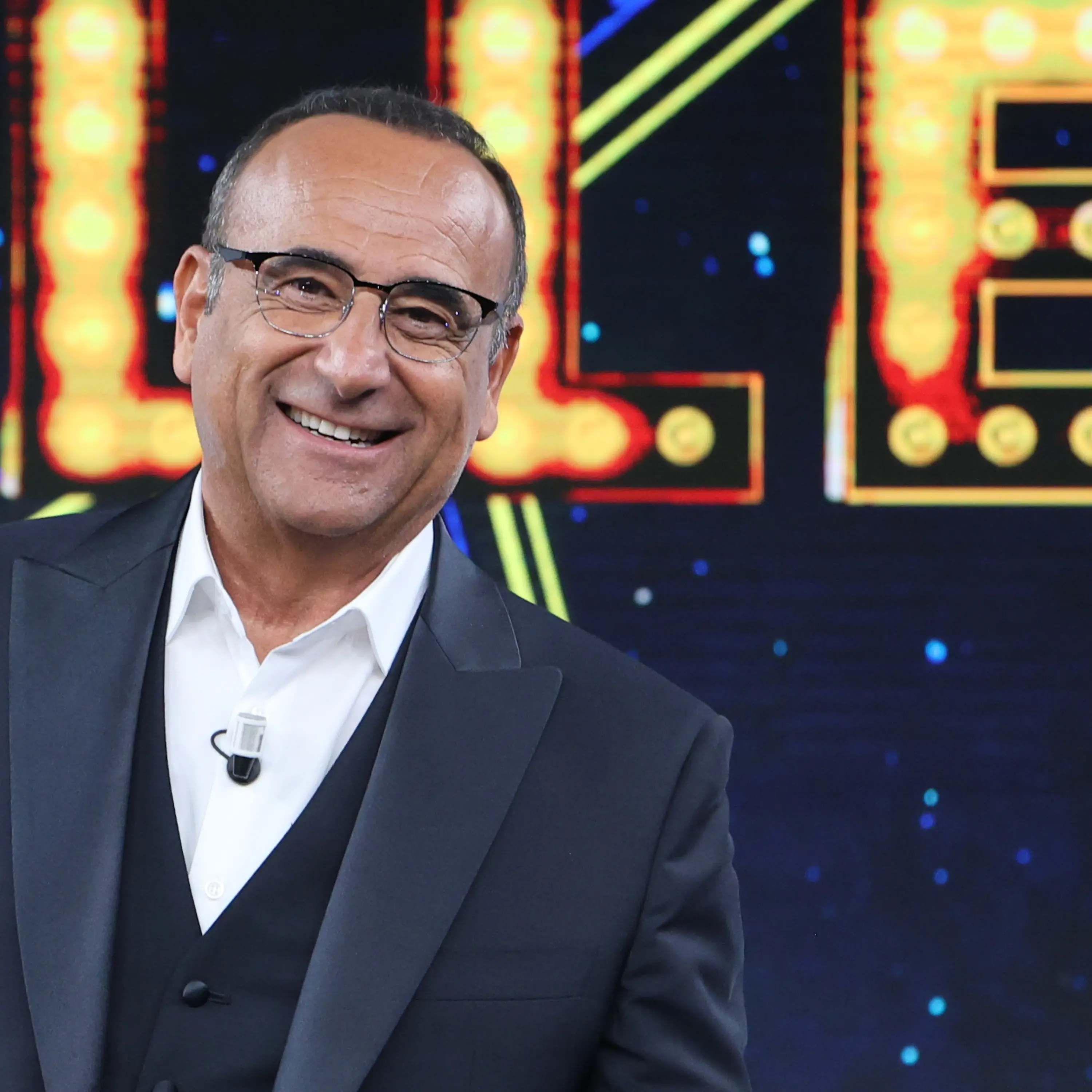 Carlo Conti\u00A0al lavoro per\u00A0Sanremo 2026: «Già arrivati dei brani. Il mio ritiro? Quando la gente smetterà di chiedermi foto al supermercato»