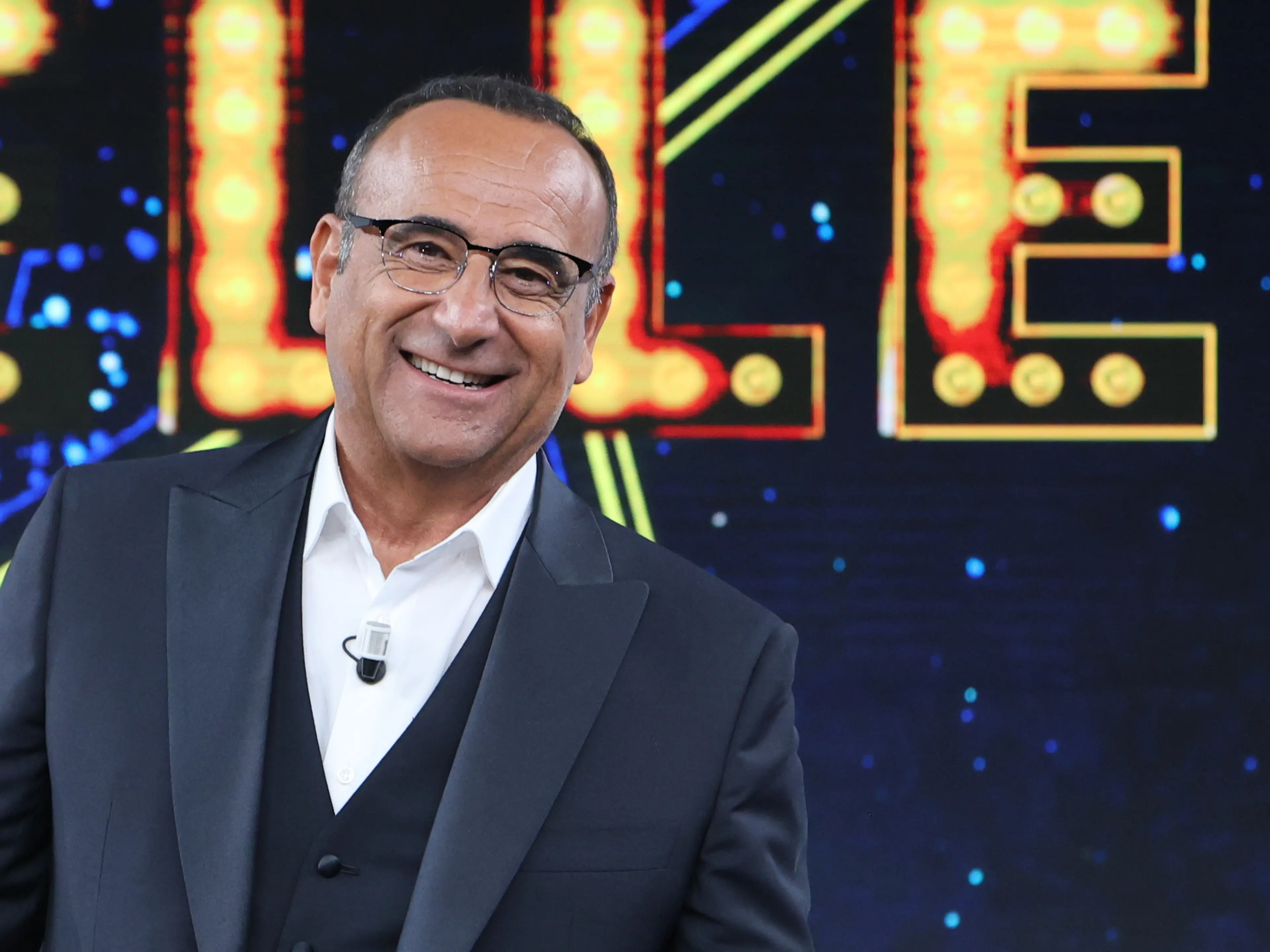 Carlo Conti\u00A0al lavoro per\u00A0Sanremo 2026: «Già arrivati dei brani. Il mio ritiro? Quando la gente smetterà di chiedermi foto al supermercato»