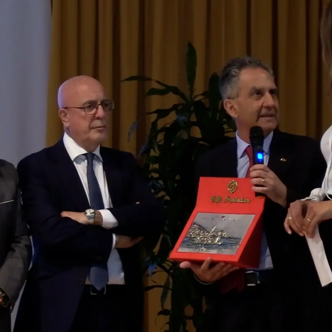 Scilla Cuore, conclusa la venticinquesima edizione del simposio medico: premiato il rettore dell’Unical Nicola Leone\n