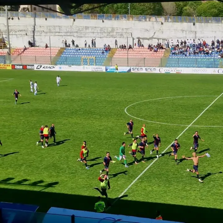 DB\u00A0Rossoblù Luzzi, il sogno Eccellenza è realtà: battuta la\u00A0Stilomonasterace 2-0 nella finale dei playoff di Promozione\n