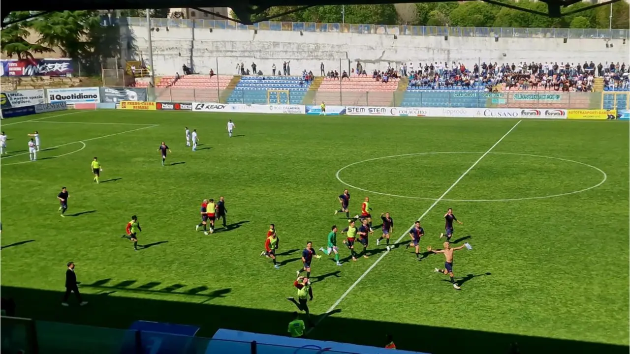 DB\u00A0Rossoblù Luzzi, il sogno Eccellenza è realtà: battuta la\u00A0Stilomonasterace 2-0 nella finale dei playoff di Promozione\n