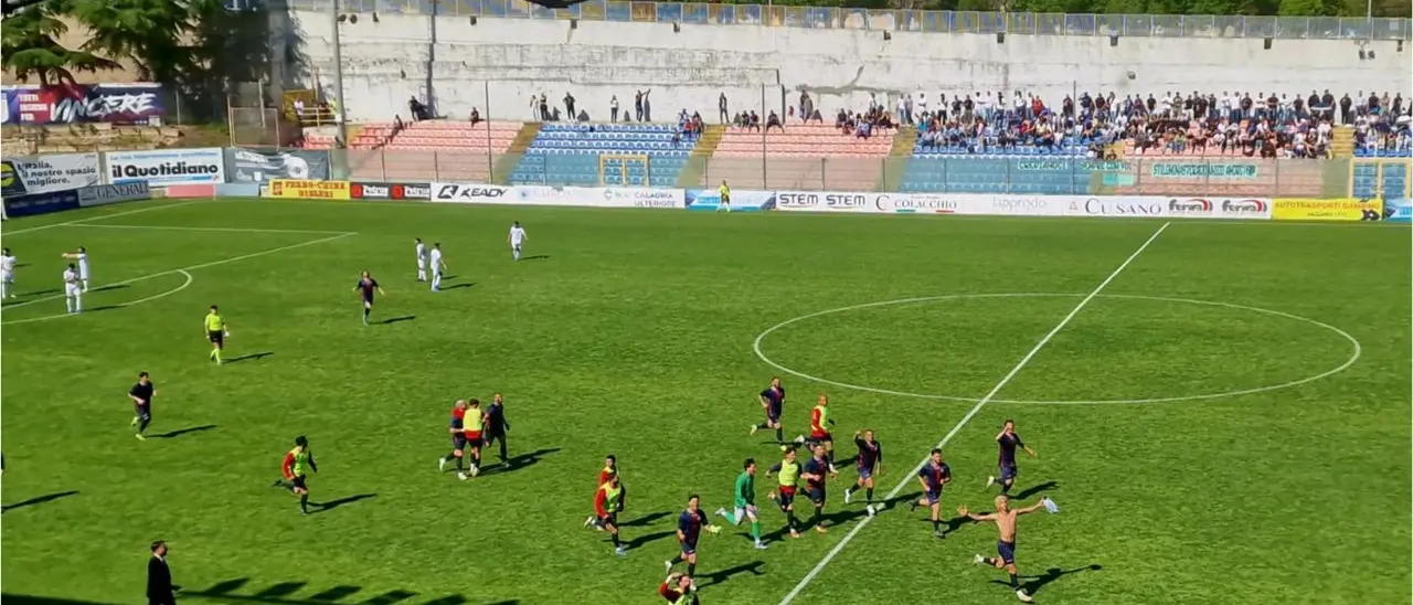 DB\u00A0Rossoblù Luzzi, il sogno Eccellenza è realtà: battuta la\u00A0Stilomonasterace 2-0 nella finale dei playoff di Promozione\n