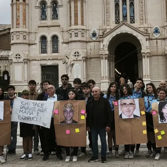 A Reggio la marcia per le vittime di mafia dimenticate, il padre di un ragazzo bruciato vivo 20 anni fa: «Voglio sapere perché»\n